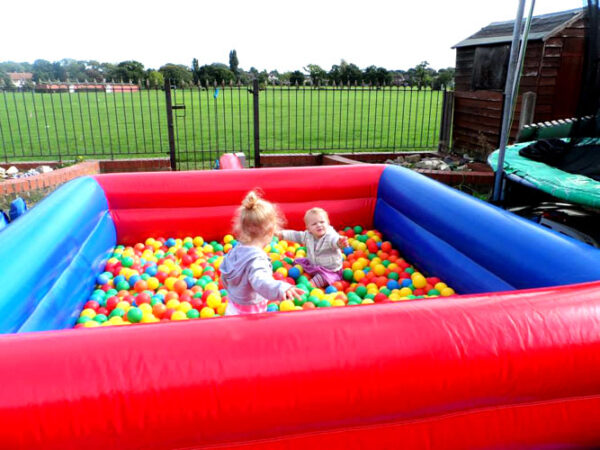 Inflatable-ball-pit